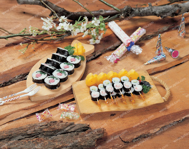 접시 위에 김밥과 단무지 이미지 미리보기