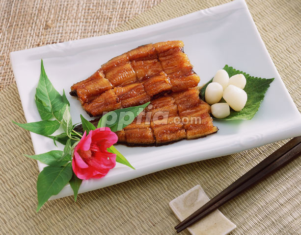 흰접시 위의 장어구이 이미지 미리보기
