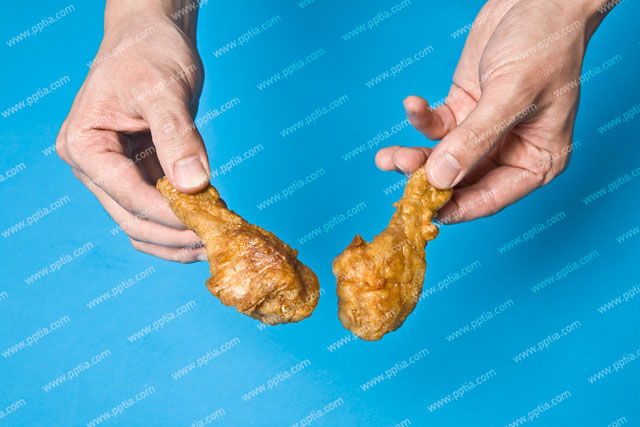 치킨 들고 있는 손 이미지 미리보기