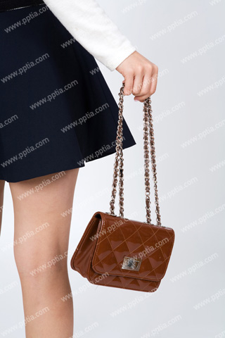 핸드백 들고 있고 있는 여성 이미지 미리보기