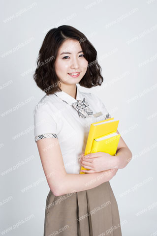 책 들고 있는 여학생 이미지 미리보기