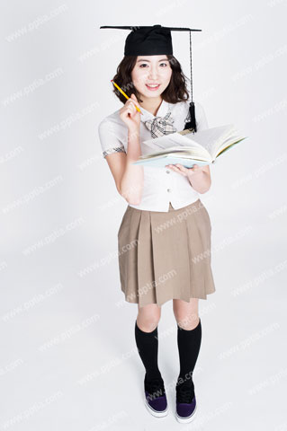 학사모 쓰고 책 들고 있는 여학생 이미지 미리보기