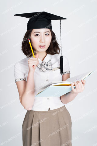 학사모 쓰고 책 들고 있는 여학생 이미지 미리보기