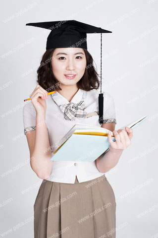 학사모 쓰고 책 들고 있는 여학생 이미지 미리보기