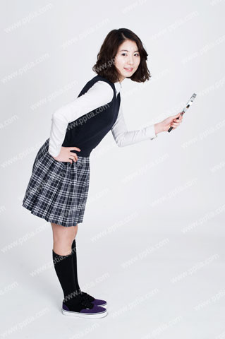 돋보기 들고 있는 여학생 이미지 미리보기