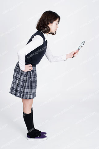 돋보기 보는 여학생 이미지 미리보기