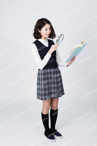 돋보기 들고 책 보는 여학생 이미지 미리보기