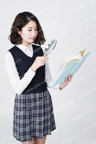 돋보기 들고 책 보는 여학생 이미지 미리보기