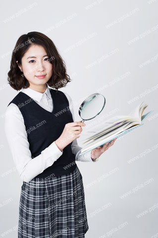 돋보기와 책 들고 있는 여학생 이미지 미리보기