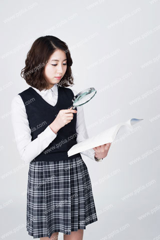 돋보기 들고 책 보는 여학생 이미지 미리보기