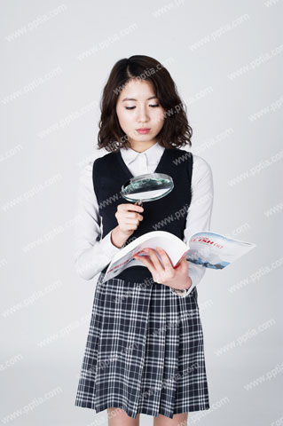 돋보기 들고 책 보는 여학생 이미지 미리보기