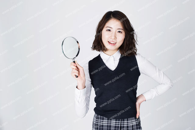 돋보기 들고 있는 여학생 이미지 미리보기