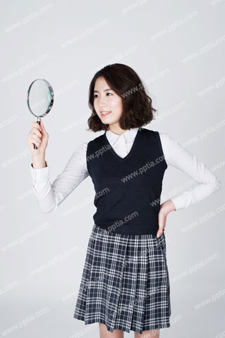 돋보기 보는 여학생 이미지 미리보기
