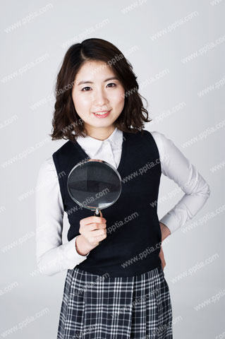 돋보기 들고 있는 여학생 이미지 미리보기