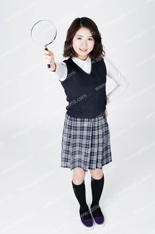 돋보기 들고 있는 여학생 이미지 미리보기