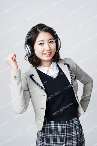 헤드폰 끼고 있는 여학생 이미지 미리보기