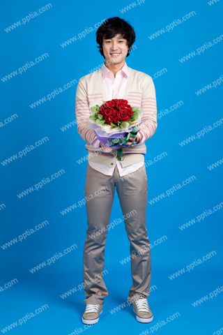장미꽃다발 들고 있는 남성 이미지 미리보기