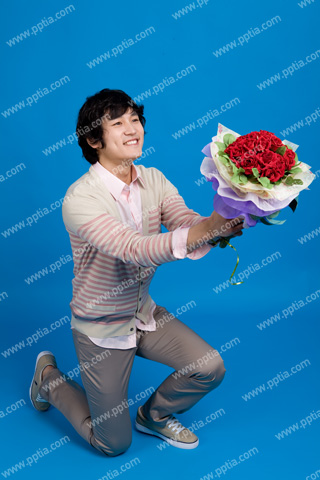장미꽃다발 들고 있는 프로포즈하는 남성 이미지 미리보기