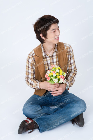꽃 들고 앉아 있는 대학생 이미지 미리보기