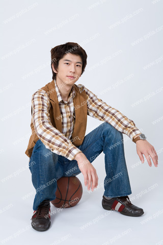 농구공에 앉아 있는 남성 이미지 미리보기