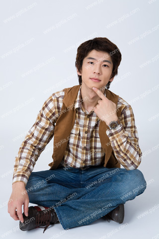 앉아있는 남성 이미지 미리보기