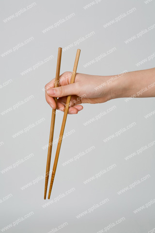 젓가락 쥐고 있는 손 이미지 미리보기