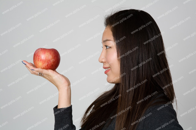 사과들고 있는 여성 이미지 미리보기