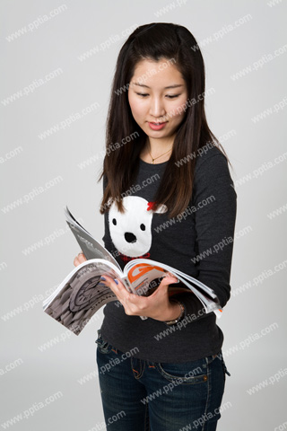 잡지책 들고 있는 여성 이미지 미리보기