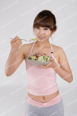 야채샐러드 들고 있는 여성 이미지 미리보기