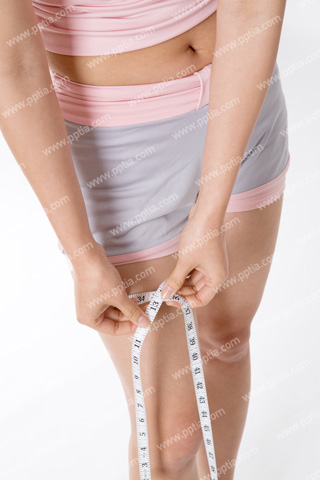 줄자로 허벅지 둘레 재는 여성 이미지 미리보기