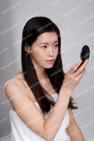 샤워 타올을 걸친 여성이 거울 보는 모습 이미지 미리보기