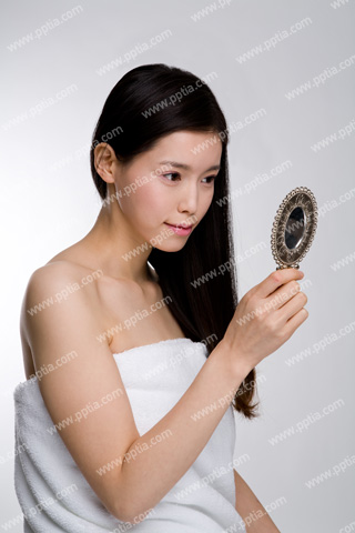 샤워 타올을 걸친 여성이 거울 보는 모습 이미지 미리보기