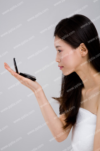 샤워 타올을 걸친 여성이 거울 보는 모습 이미지 미리보기