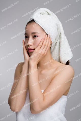 샤워 타올을 걸친 여성 이미지 미리보기