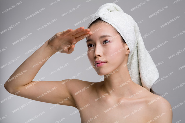 샤워 타올을 걸친 여성 이미지 미리보기