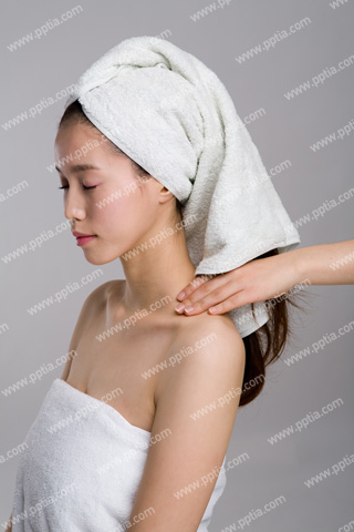 샤워 타올을 걸친 여성이 마시지 받는 모습 이미지 미리보기