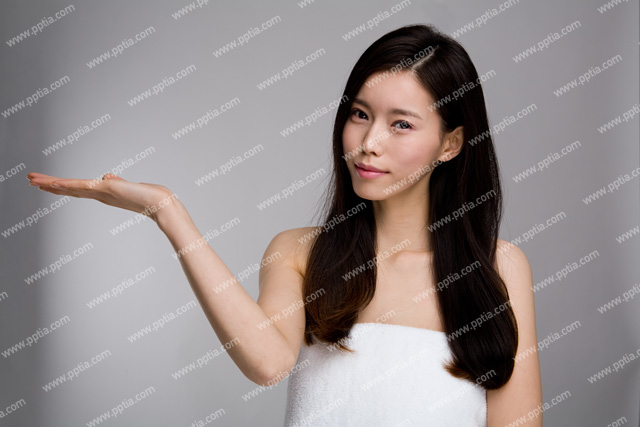 샤워 타올을 걸친 여성 이미지 미리보기