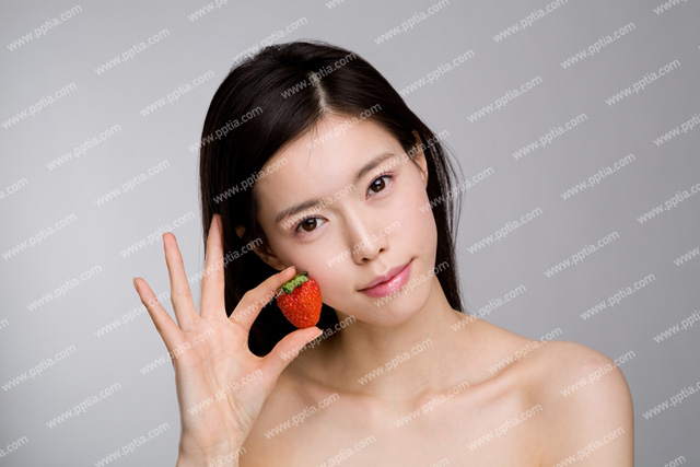 딸기 들고 있는 여성 이미지 미리보기