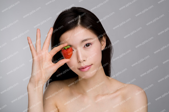 딸기 들고 있는 여성 이미지 미리보기