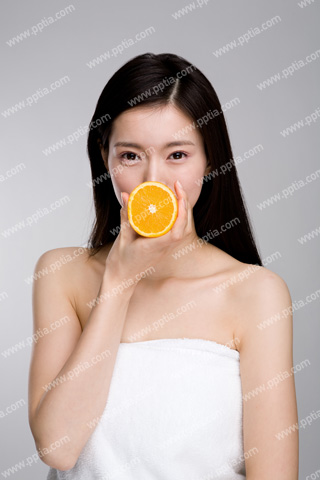 샤워 타올을 걸친 여성이 오렌지 들고 있는 모습 이미지 미리보기