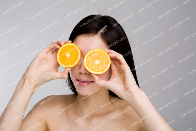 오렌지 들고 있는 여성 이미지 미리보기