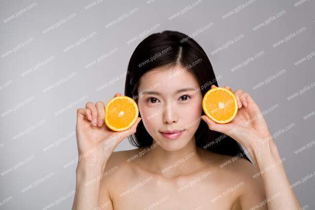 오렌지 들고 있는 여성 이미지 미리보기