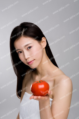 샤워 타올을 걸친 여성이 토마토 과일 들고 있는 모습 이미지 미리보기