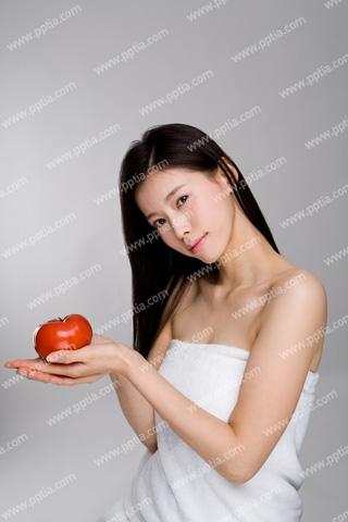 샤워 타올을 걸친 여성이 토마토 과일 들고 있는 모습 이미지 미리보기