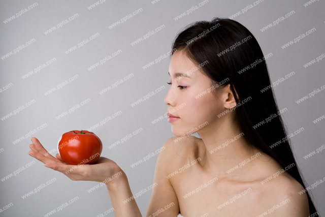 토마토 과일 들고 있는 여성 이미지 미리보기