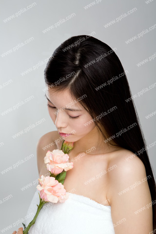 꽃 들고 있는 여성 이미지 미리보기