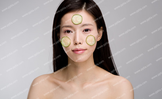 오이마사지 하는 여성 이미지 미리보기
