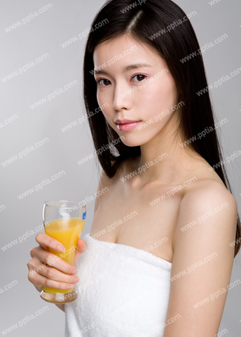 오렌지 쥬스잔 들고 있는 여성 이미지 미리보기
