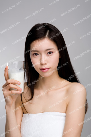 우유잔 들고 있는 여성 이미지 미리보기