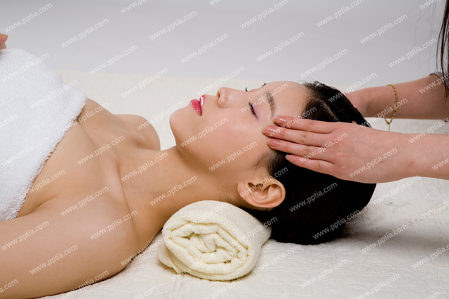 샤워 타올을 걸친 여성이 누워서 마사지 받는 모습 이미지 미리보기